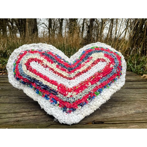 Vintage Heart Shaped Rag Rug Accent Pillow Farmhouse Primitive Red White - Picture 1 of 16